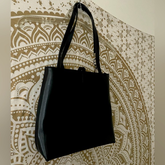 NWOT “GUESS” BLACK PURSE IN EXCELLENT CONDITION.  TAGS REMOVED BUT NEVER USED. - Picture 3 of 7